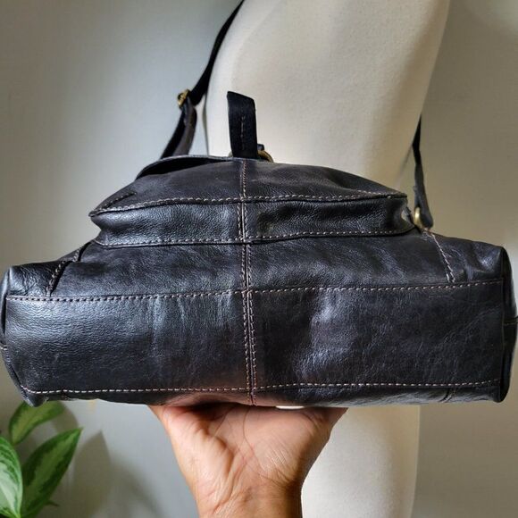 EUC FOSSIL BLACK GENUINE LEATHER SLING BAG MEDIUM - Picture 12 of 16